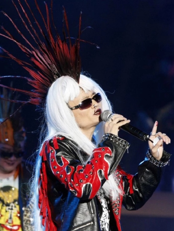 Photo Credit: https://www.washingtonpost.com/news/the-switch/wp/2014/05/07/alibaba-founder-jack-ma-once-sang-can-you-feel-the-love-tonight-in-full-hair-metal-regalia/ 