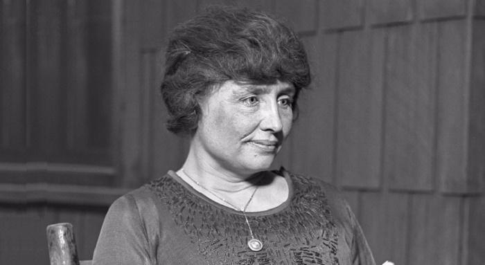 https://commons.wikimedia.org/wiki/File:Helen_Keller_circa_1920_-_restored.jpg