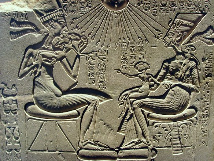Akhenaten,_Nefertiti_and_their_children