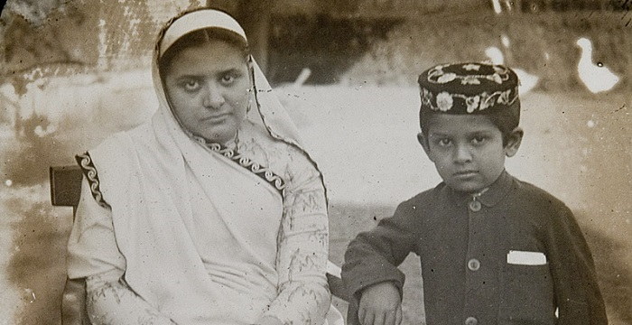 Parsi_woman_and_son_at_an_unknown_location_in_India_c._1900