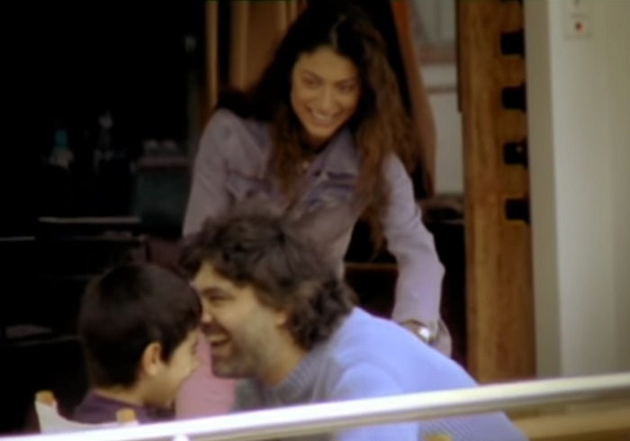 Image of Andrea Bocelli in an armchair with his wife Enrica Cenzatti