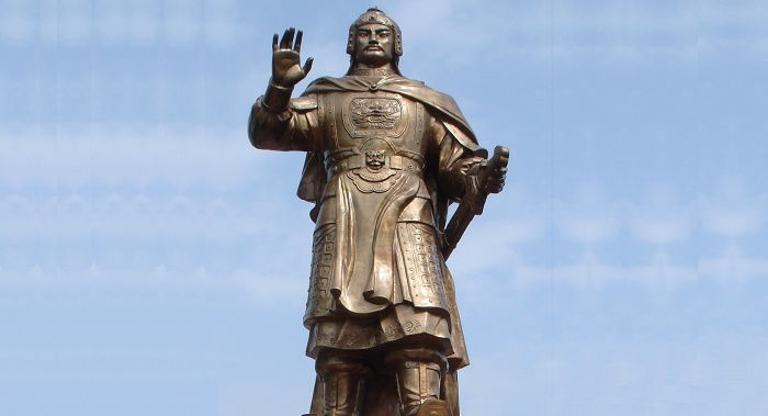 https://commons.wikimedia.org/wiki/File:Quang_Trung_statue_02.jpg
